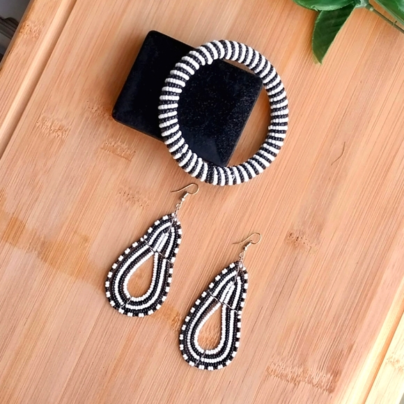 2PC Beautiful Kenyan Maasai Beaded Bracelet and Earrings Set - Picture 10 of 12